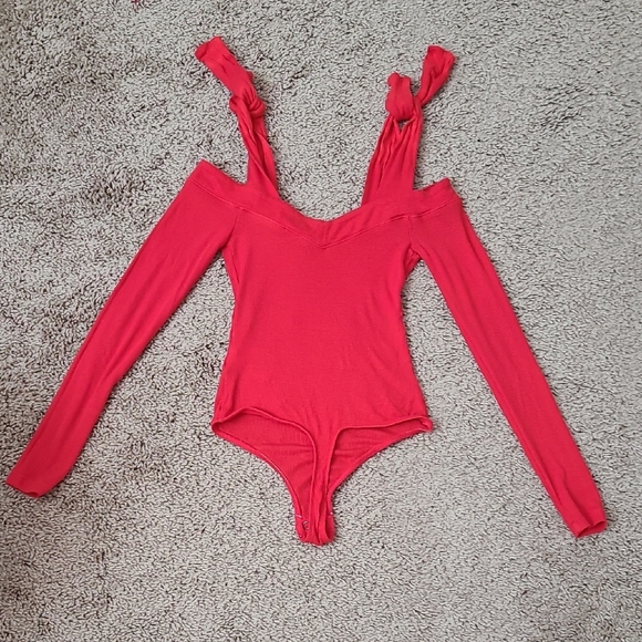 Express Fittes Long Sleeve Tie Shoulder Bodysuit - Picture 8 of 15